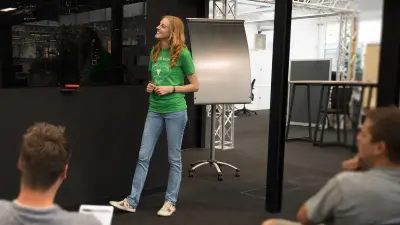 Marita bei einer Präsentation