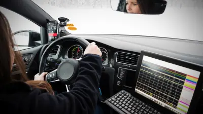 Frau mit Laptop im Auto