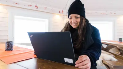 Frau mit Laptop
