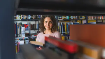Bosch Doktorandin in der Bibliothek