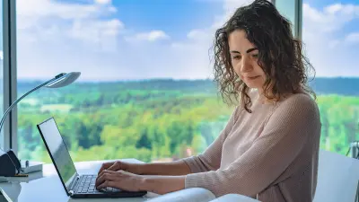 Patricia Haremski am Laptop