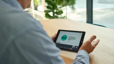 Ein Mann hält ein Tablet in der Hand. Er ist in einem Videocall und hält eine Präsentation.