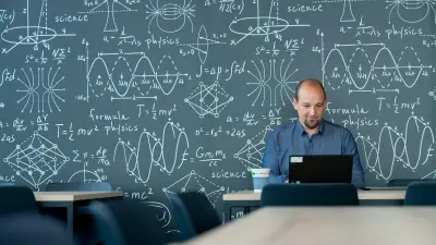 Robert Lock arbeitet vor großer Tafel