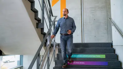 Robert Lock geht Treppe hinunter