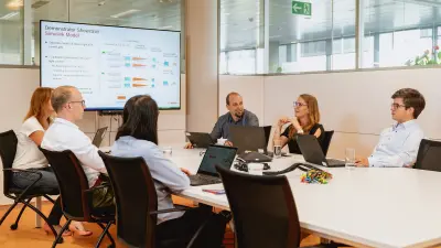 Robert Lock und sein Team in Konferenzraum