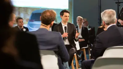CDU-Politiker Christoph Ploß im Gespräch mit anderen Stakeholdern.