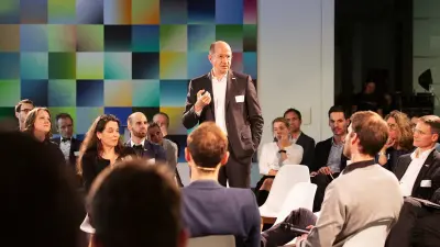 Christof Ehrhart, Leiter Corporate Communications and Governmental Affairs bei Bosch in einer Diskussionsrunde.