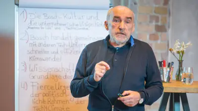 Michael Trapp von Scientists for Future auf dem Podium.