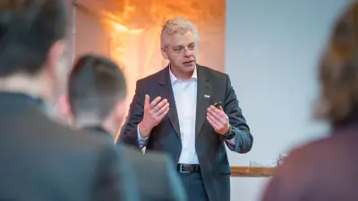 Christoph Peylo, Leiter des Bosch Center for Artificial Intelligence (BCAI), vor einem Publikum.