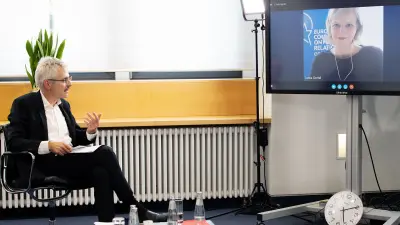 Janka Oertel, China-Spezialistin und Direktorin des Asienprogramms des privaten Think Tanks „European Council on Foreign Relations“ im Gespräch mit Moderator Tobi Müller.