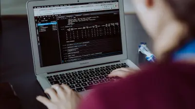 Auf der Konferenz tauschen Frauen sich zu Tech-Themen aus