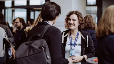 Theresa organisiert jährlich eine Women in Tech-Konferenz