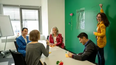Petra während der Arbeit mit ihrem Team